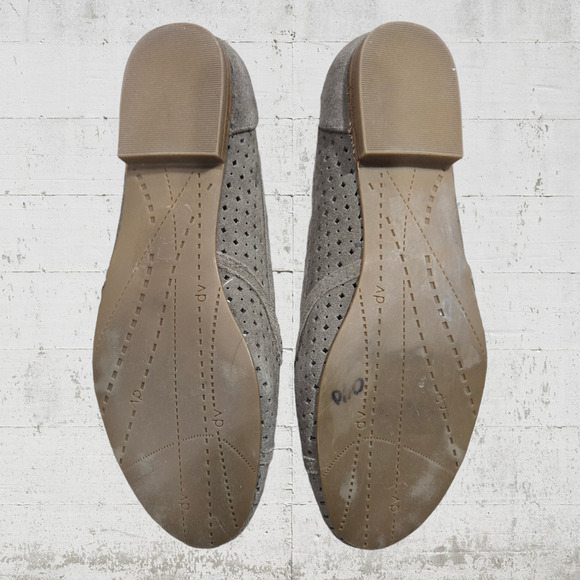 Dolce Vita Taupe Suede Almond Toe Eyelet Slip On Gogo Classic Flat Loafer Size 7 - Picture 6 of 11